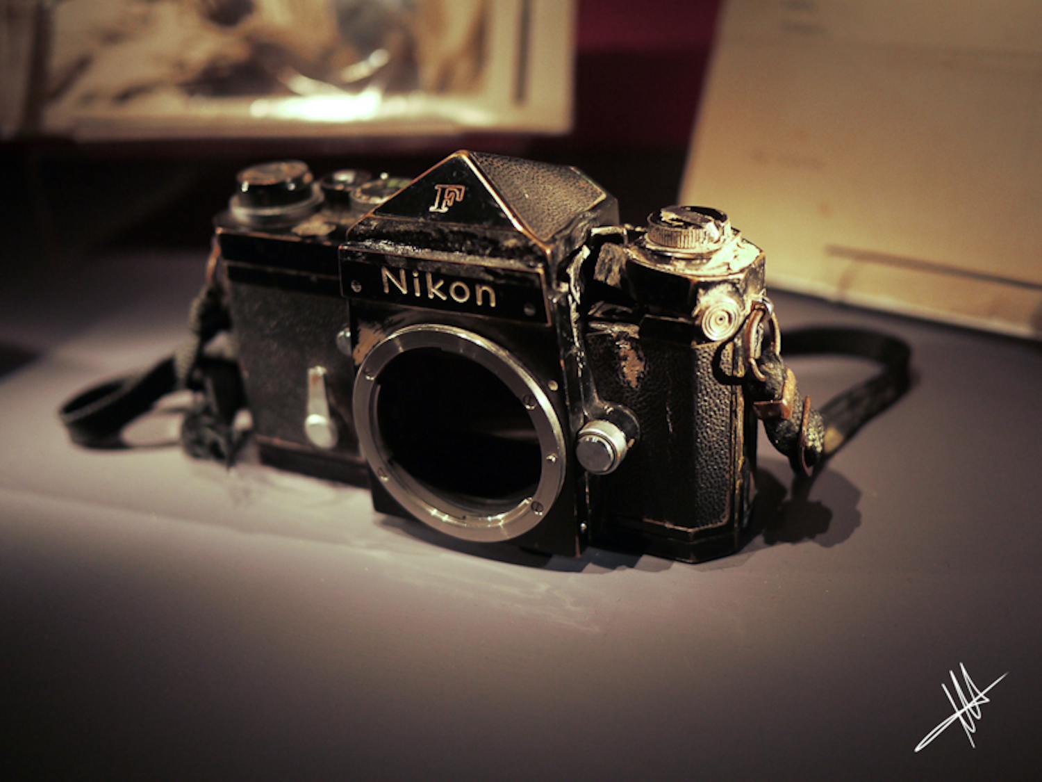 Nikon F med skudskader. Den totalskadede kamera reddede Don McCullin fra en kugle.